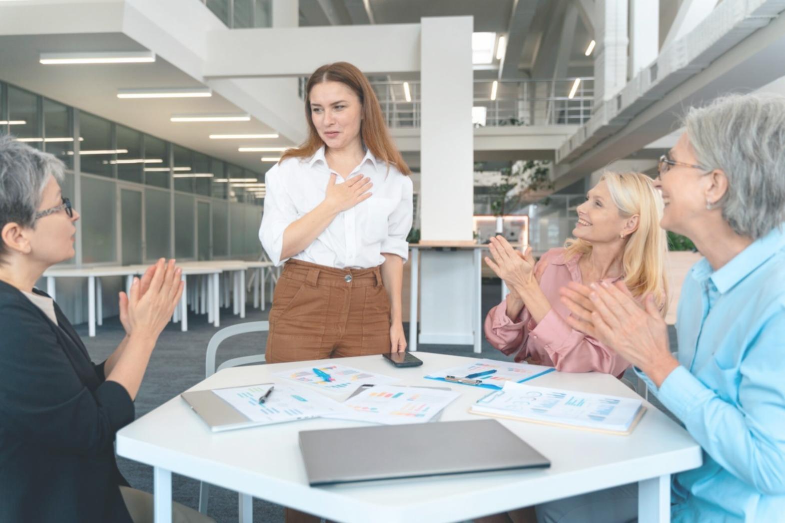 Equipo de mythovarex trabajando en análisis financiero colaborativo