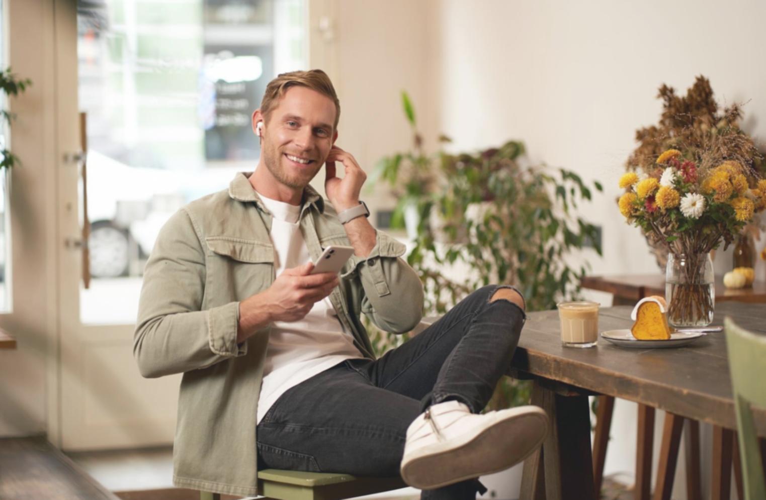 Cliente satisfecho revisando presupuestos financieros